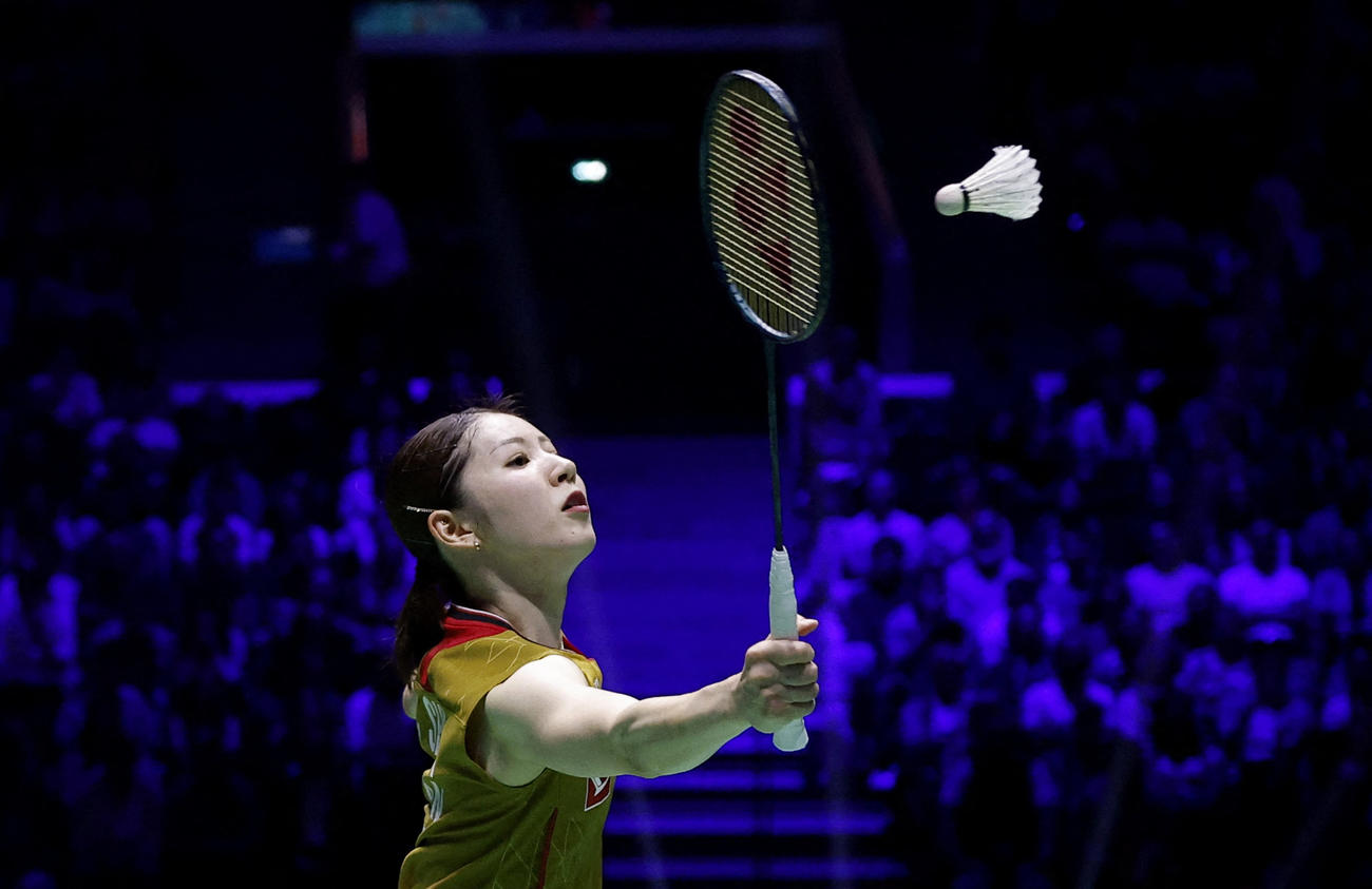 バドミントン世界選手権女子ダブルス準決勝　ショットを放つ志田千陽（ロイター）