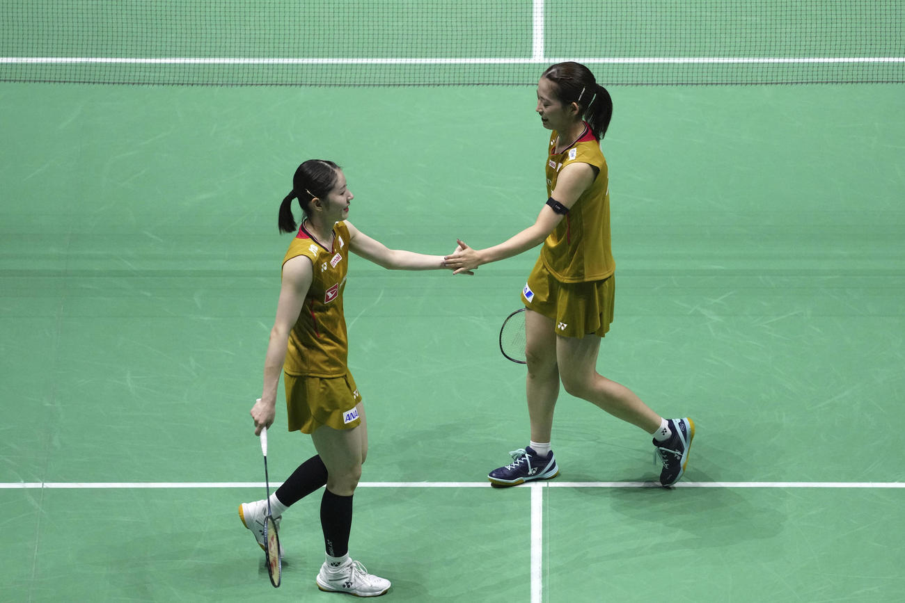 バドミントン世界選手権女子ダブルス準決勝　得点を喜ぶ志田千陽（左）と松山奈未（右）（AP）