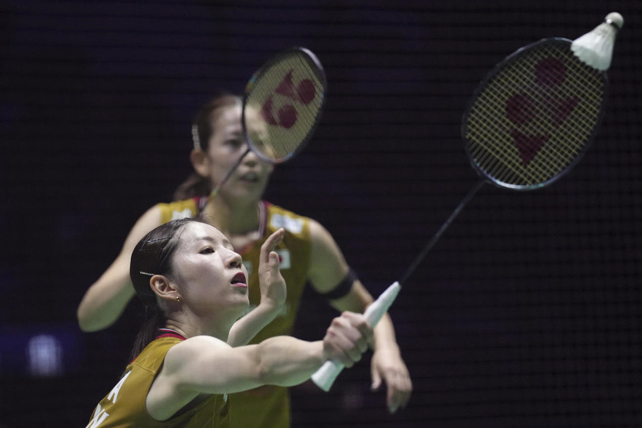 バドミントン世界選手権女子ダブルス準決勝　ショットを放つ志田千陽（手前）。奥は松山奈未（ＡＰ）