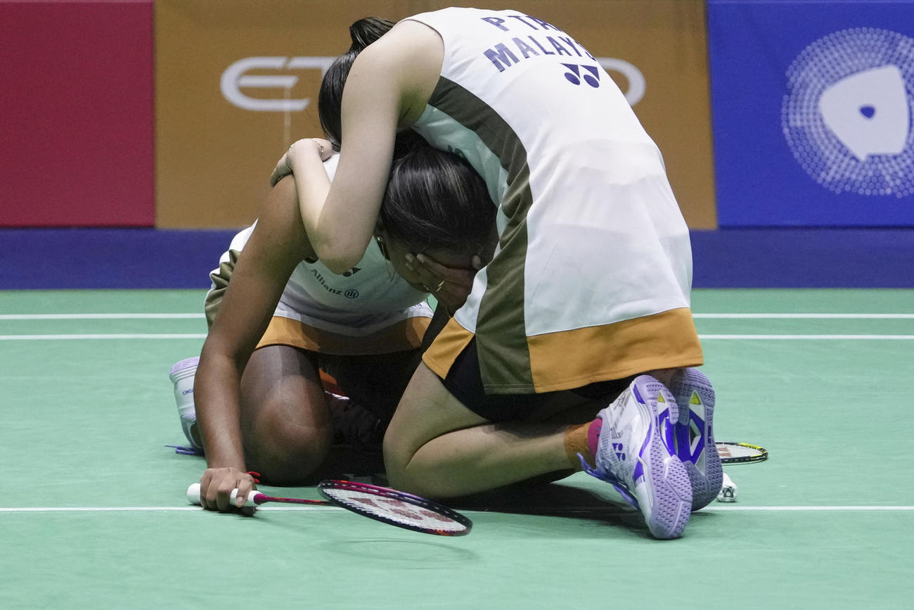 バドミントン世界選手権女子ダブルス準決勝　志田千陽、松山奈未組を破り喜ぶマレーシアのペア（ＡＰ）
