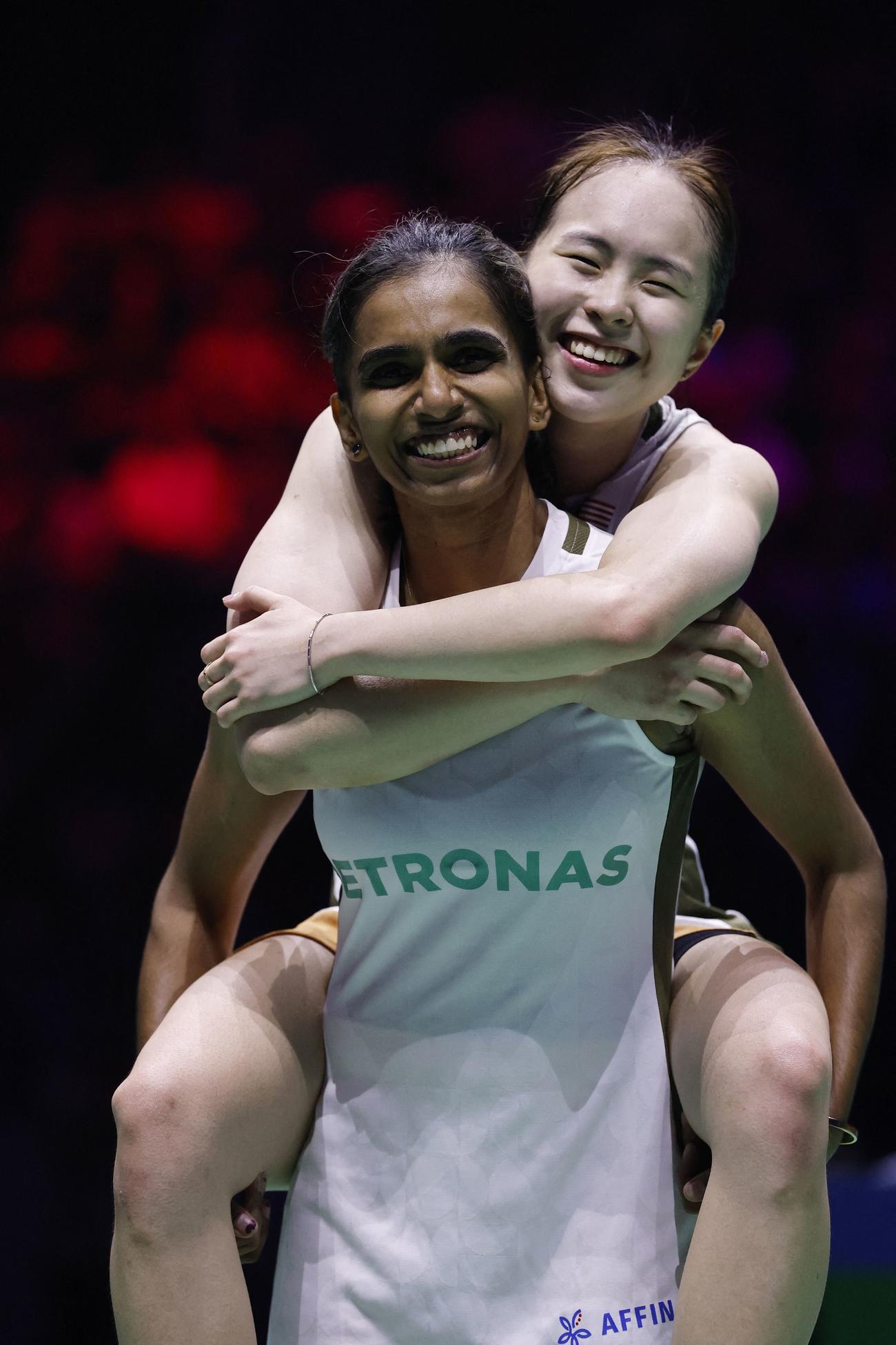 バドミントン世界選手権女子ダブルス準決勝　志田千陽、松山奈未組を破り喜びを爆発させるマレーシアのペア（ロイター）