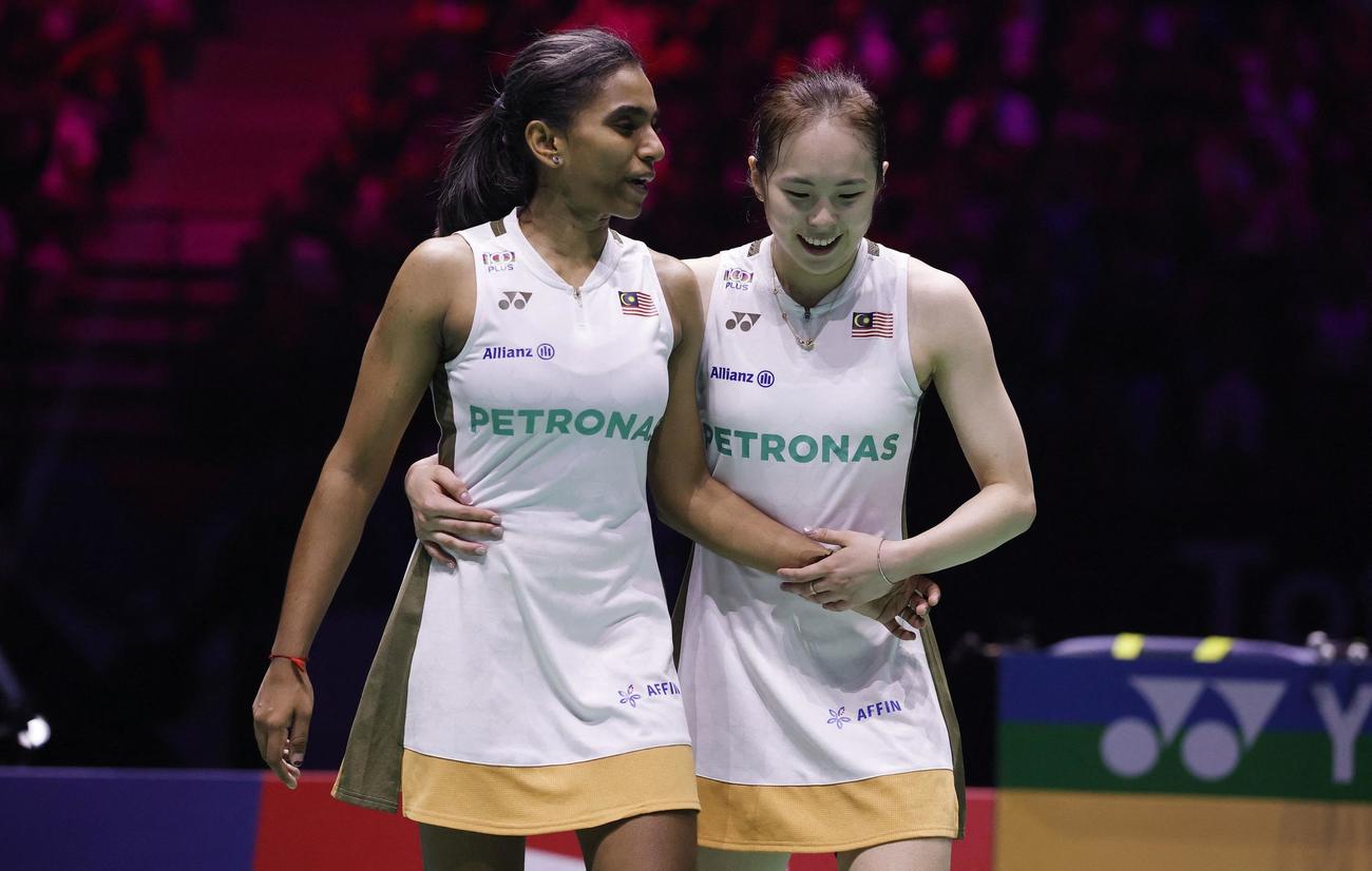 バドミントン世界選手権女子ダブルス準決勝　志田千陽、松山奈未組を破り喜ぶマレーシアのペア（ロイター）