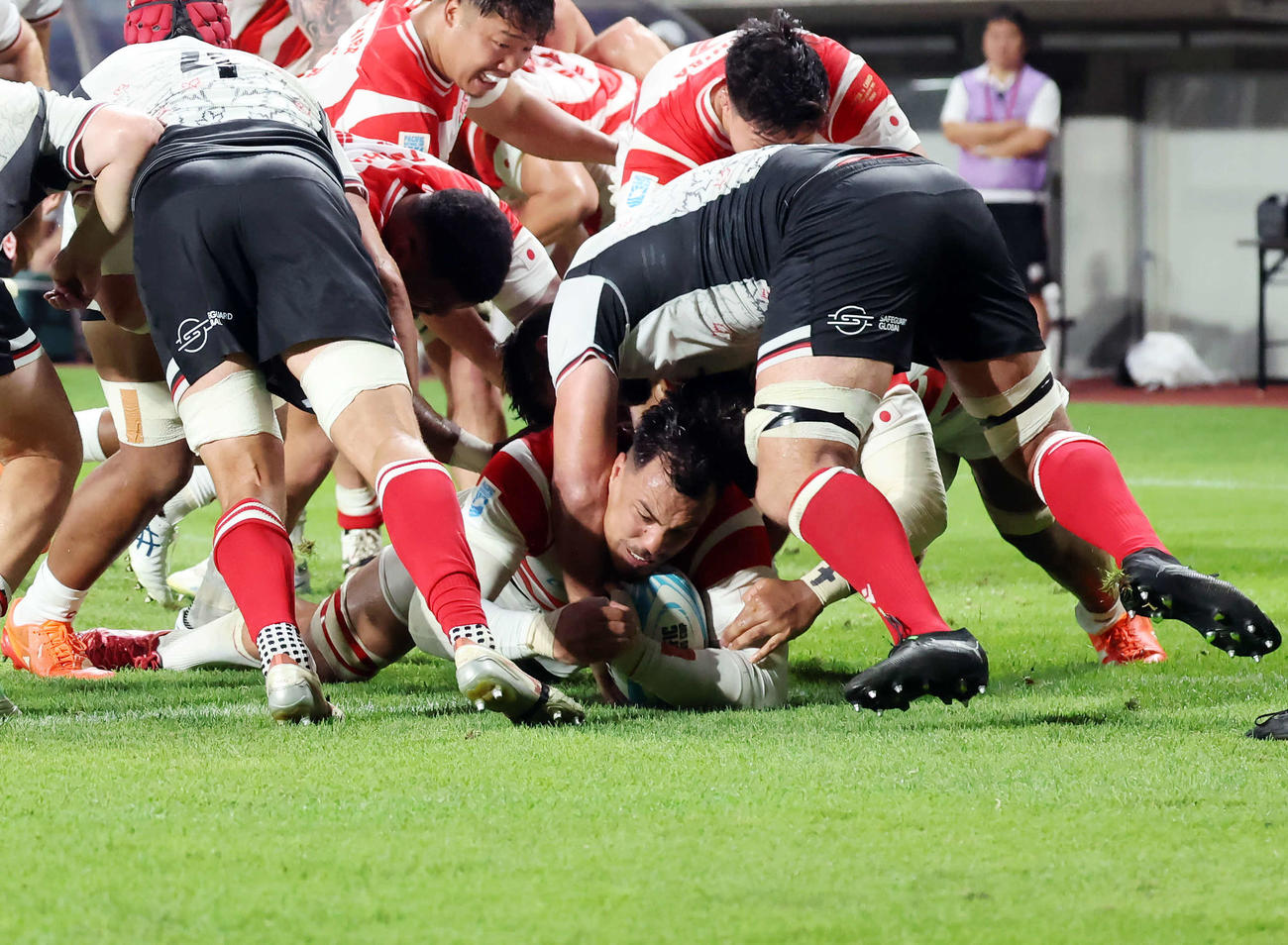 日本対カナダ　後半、モールで押し込みトライを決めるガンター（中央）（撮影・山本朝陽）