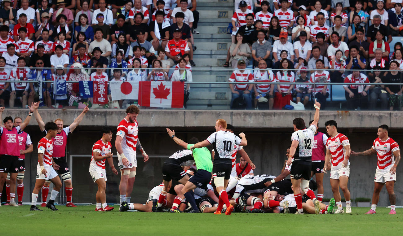 日本対カナダ　カナダにトライを決められる日本フィフティーンと喜ぶカナダフィフティーン（撮影・山本朝陽）