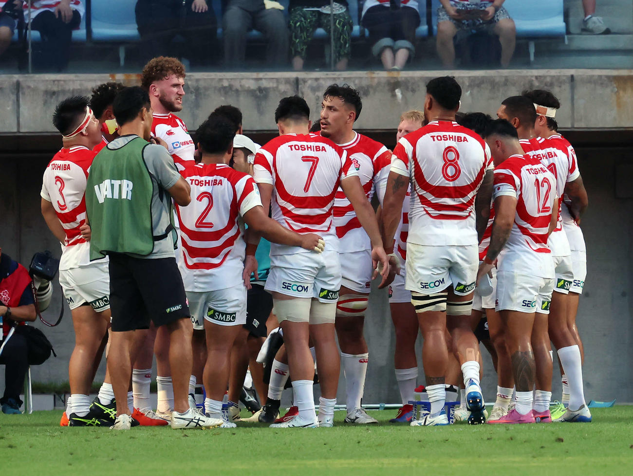 日本対カナダ　前半、カナダにトライを決められた日本は直後に話し合う（撮影・山本朝陽）