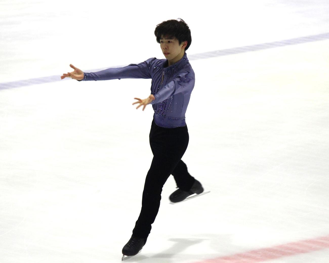 ショートプログラムの演技をする佐藤駿（撮影・勝部晃多）