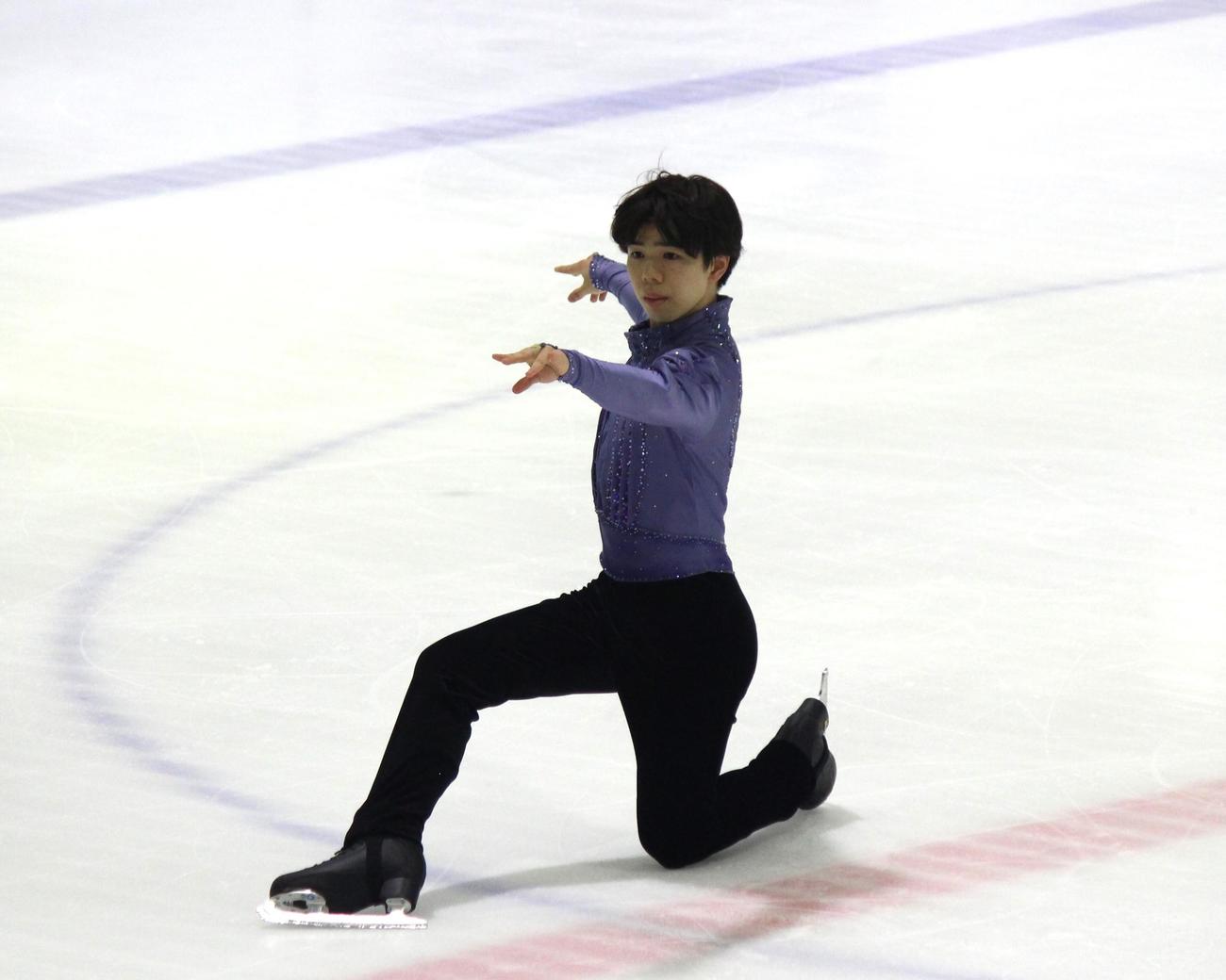 ショートプログラムの演技をする佐藤駿（撮影・勝部晃多）