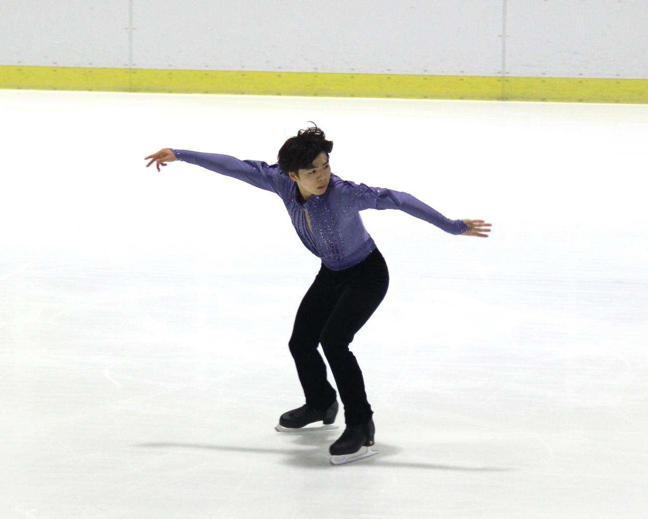 ショートプログラムの演技をする佐藤駿（撮影・勝部晃多）