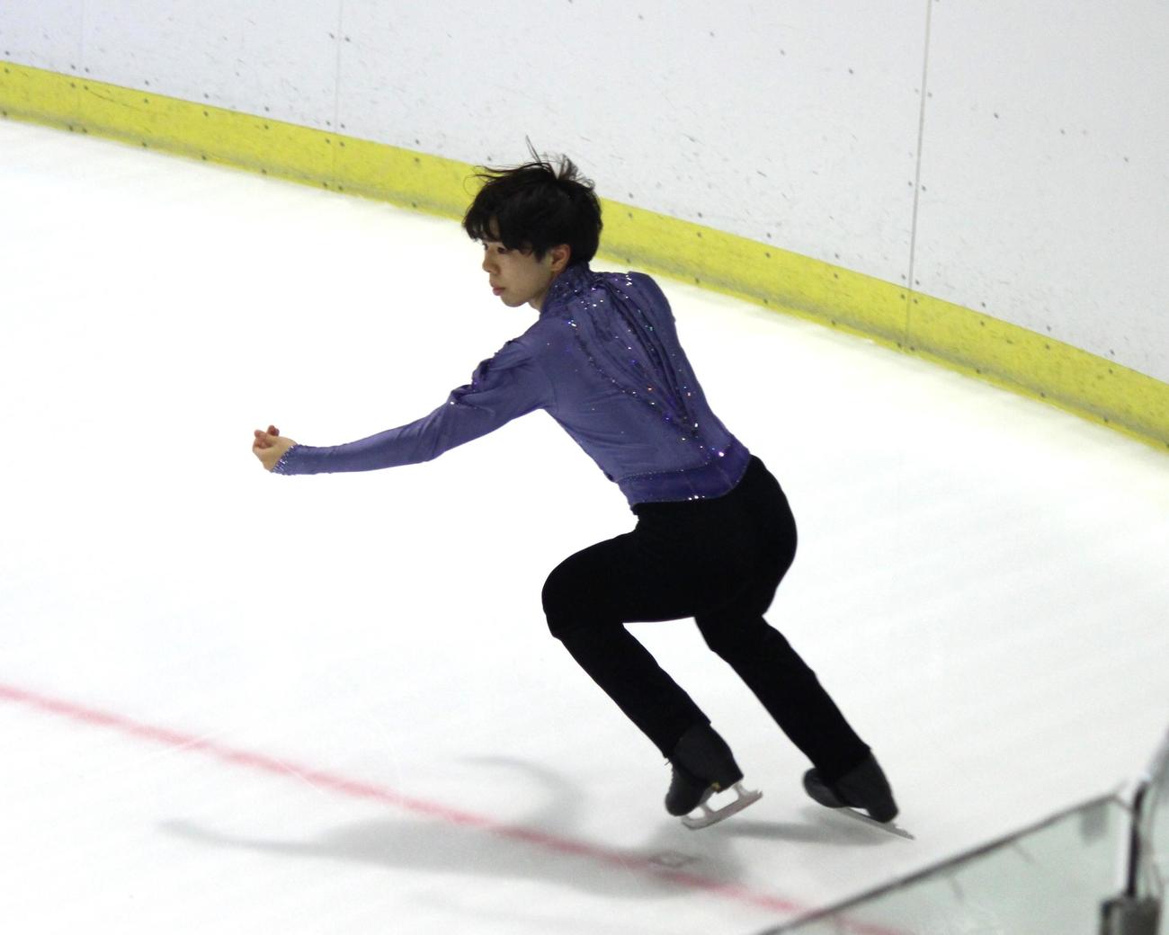 ショートプログラムの演技をする佐藤駿（撮影・勝部晃多）