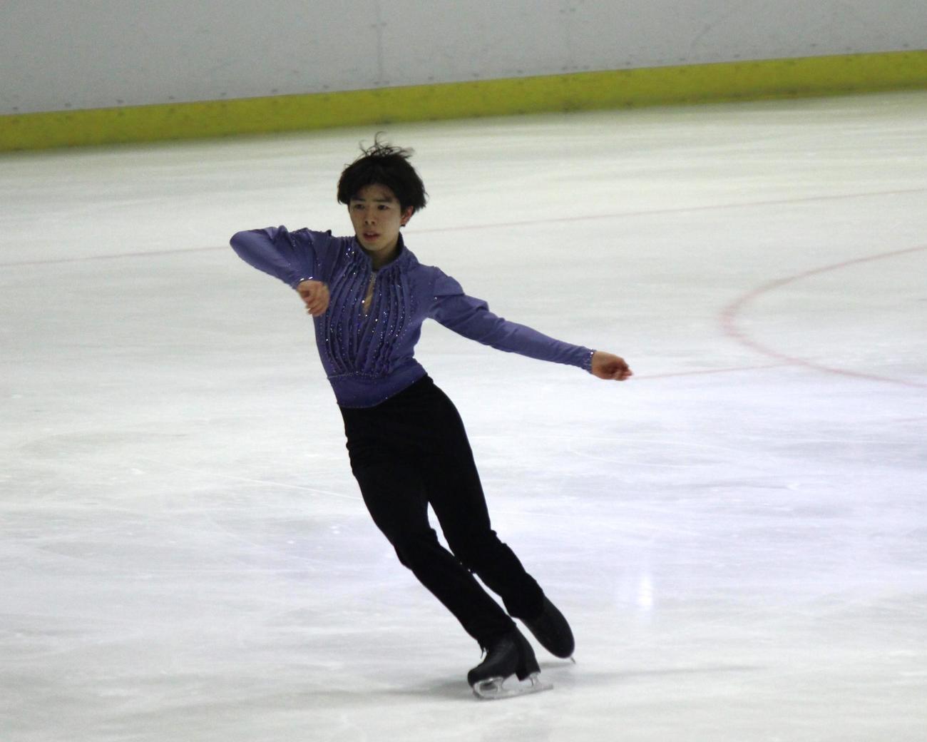 ショートプログラムの演技をする佐藤駿（撮影・勝部晃多）