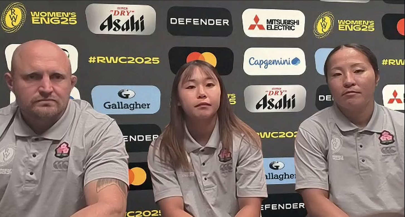 前日練習を終え、思いを語る日本代表の右から斉藤聖奈、津久井萌、オリバー・リチャードソン・コーチ
