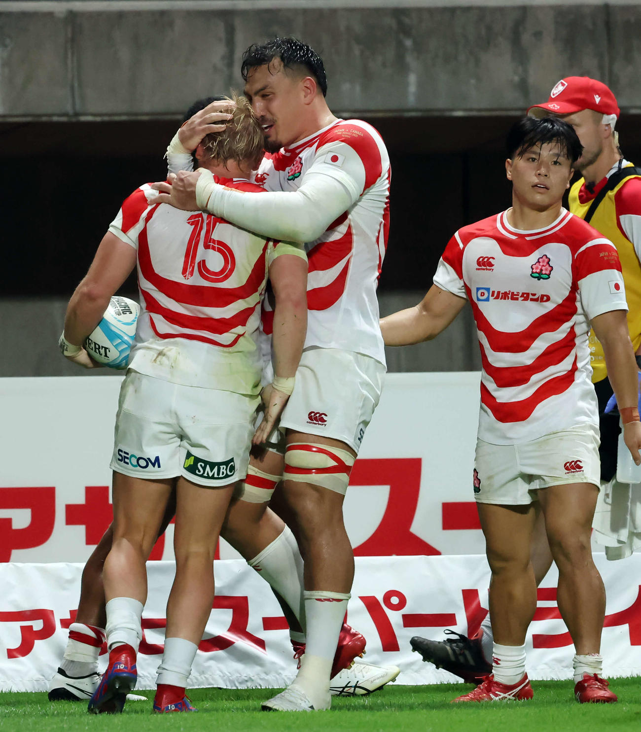 日本対カナダ　後半、グリーン（左）のトライを喜ぶ日本フィフティーン（撮影・山本朝陽）