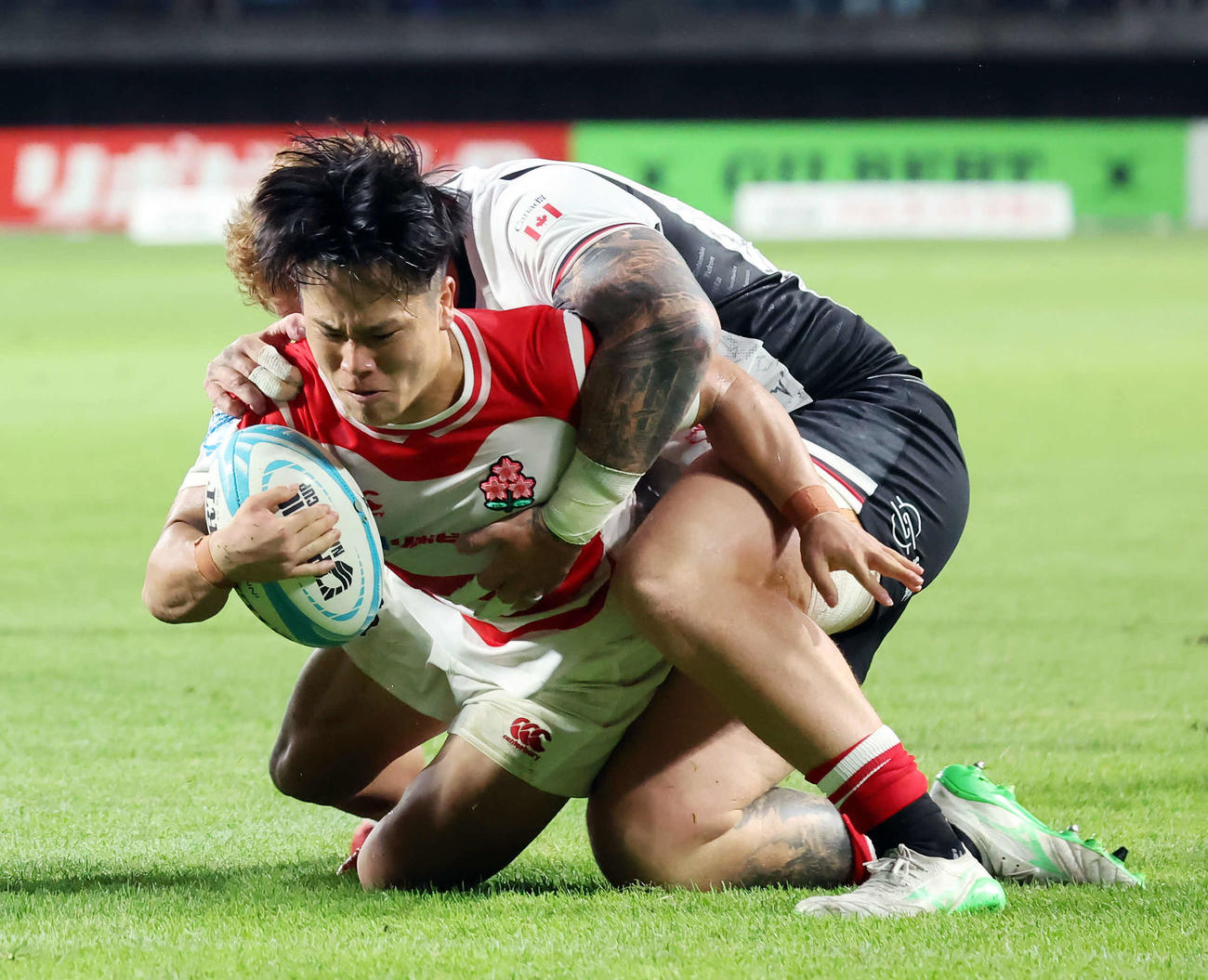 日本対カナダ　後半、タックルを受けながら、本日2回目のトライを決めた石田（左）（撮影・山本朝陽）