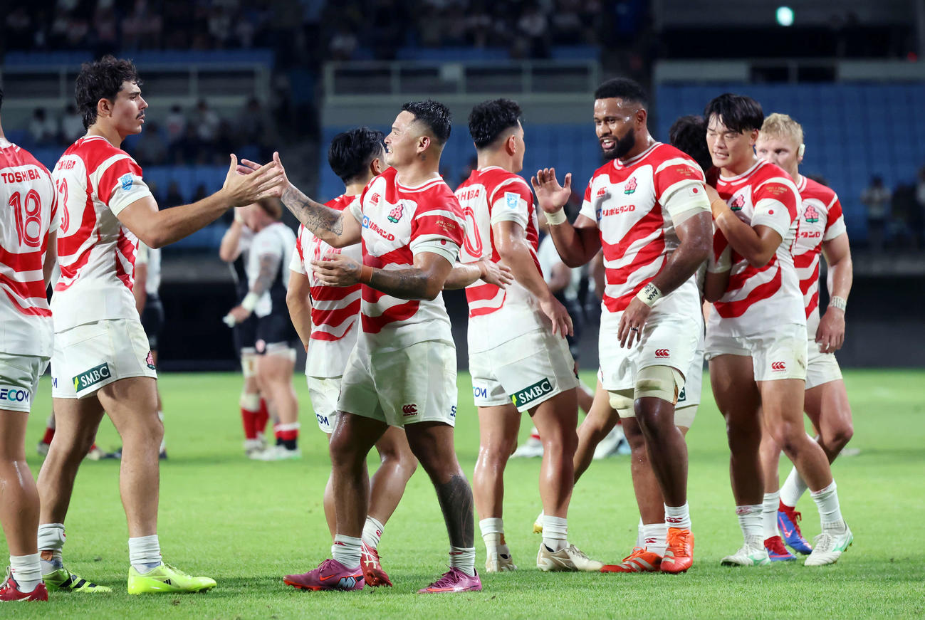 日本対カナダ　試合に勝利し、笑顔でハイタッチをする日本フィフティーン（撮影・山本朝陽）