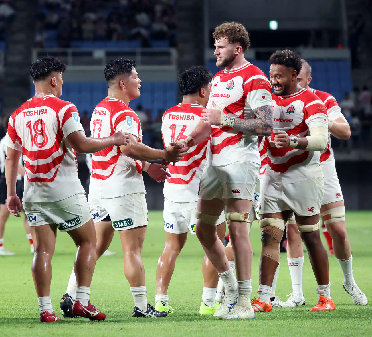 日本対カナダ　試合に勝利し、笑顔で握手を交わす日本フィフティーン（撮影・山本朝陽）