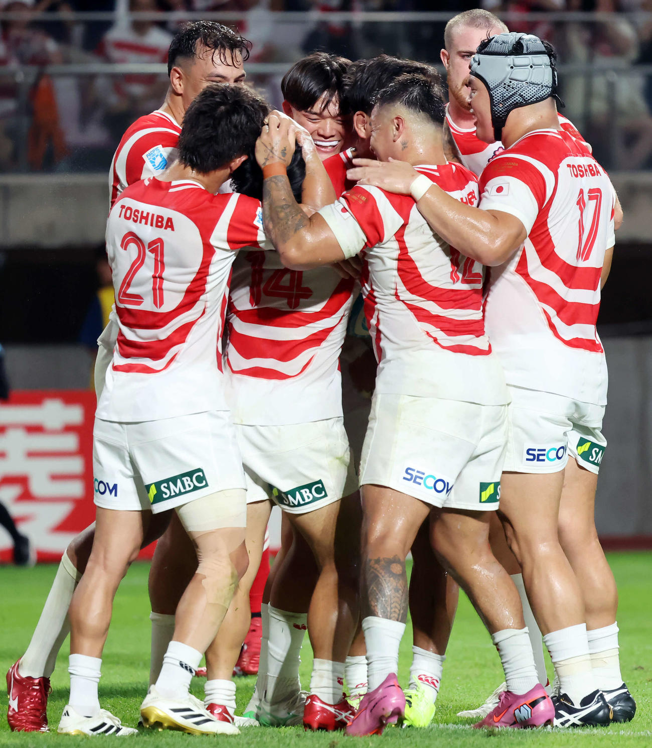 日本対カナダ　後半、石田のトライを喜ぶ日本フィフティーン（撮影・山本朝陽）