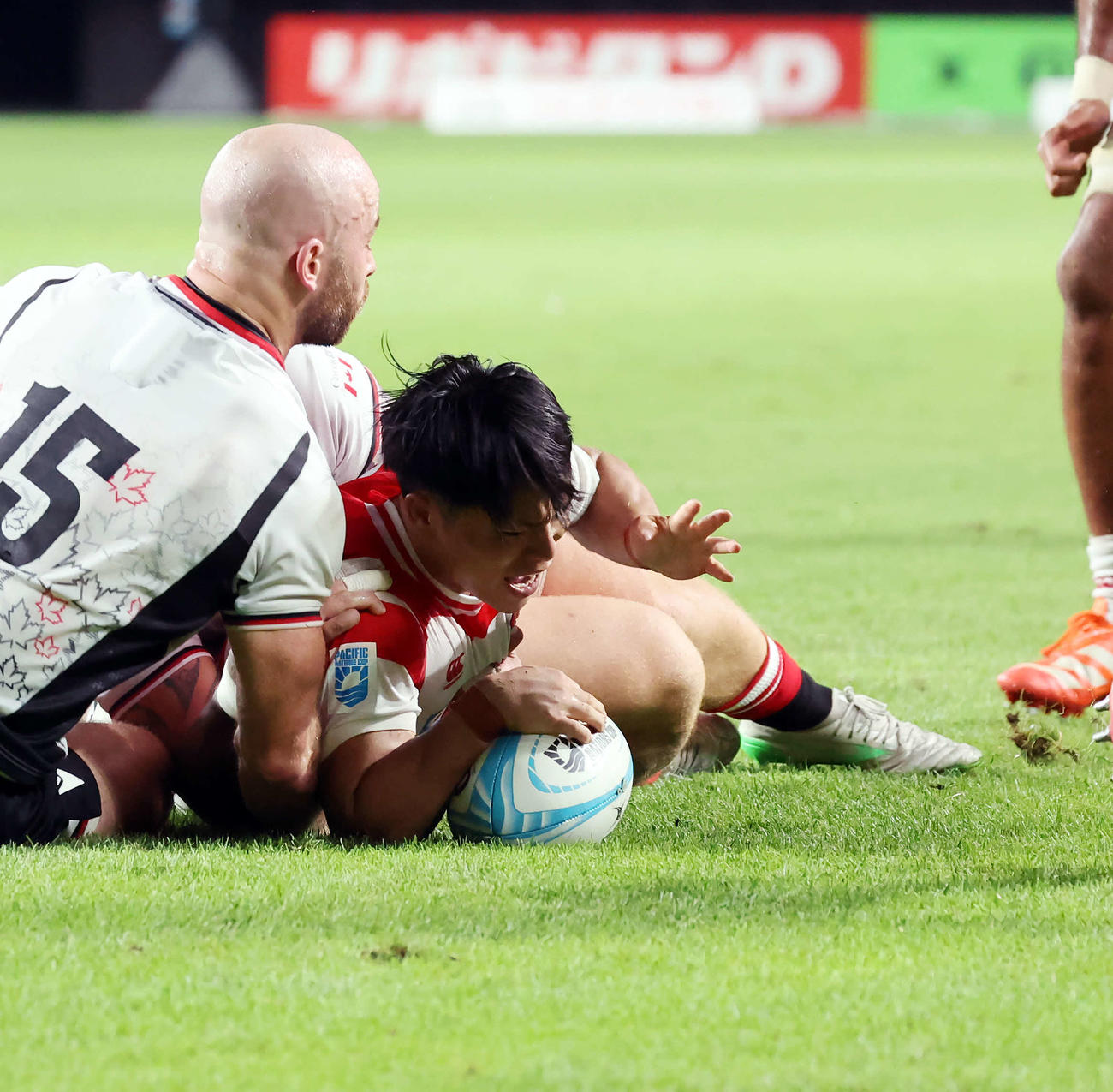 日本対カナダ　後半、本日2回目のトライを決めた石田（右）（撮影・山本朝陽）