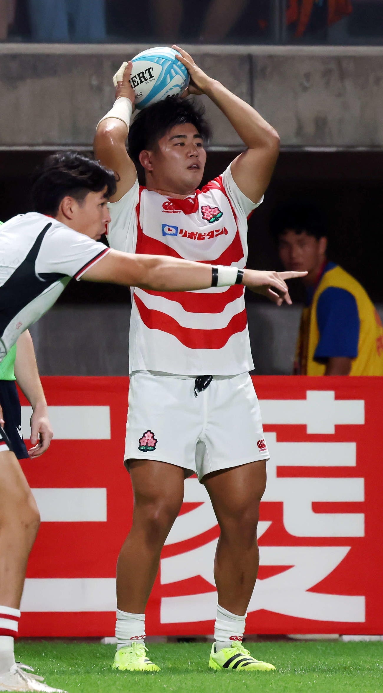 日本対カナダ　後半、ラインアウトでスローイングを行う佐藤（撮影・山本朝陽）