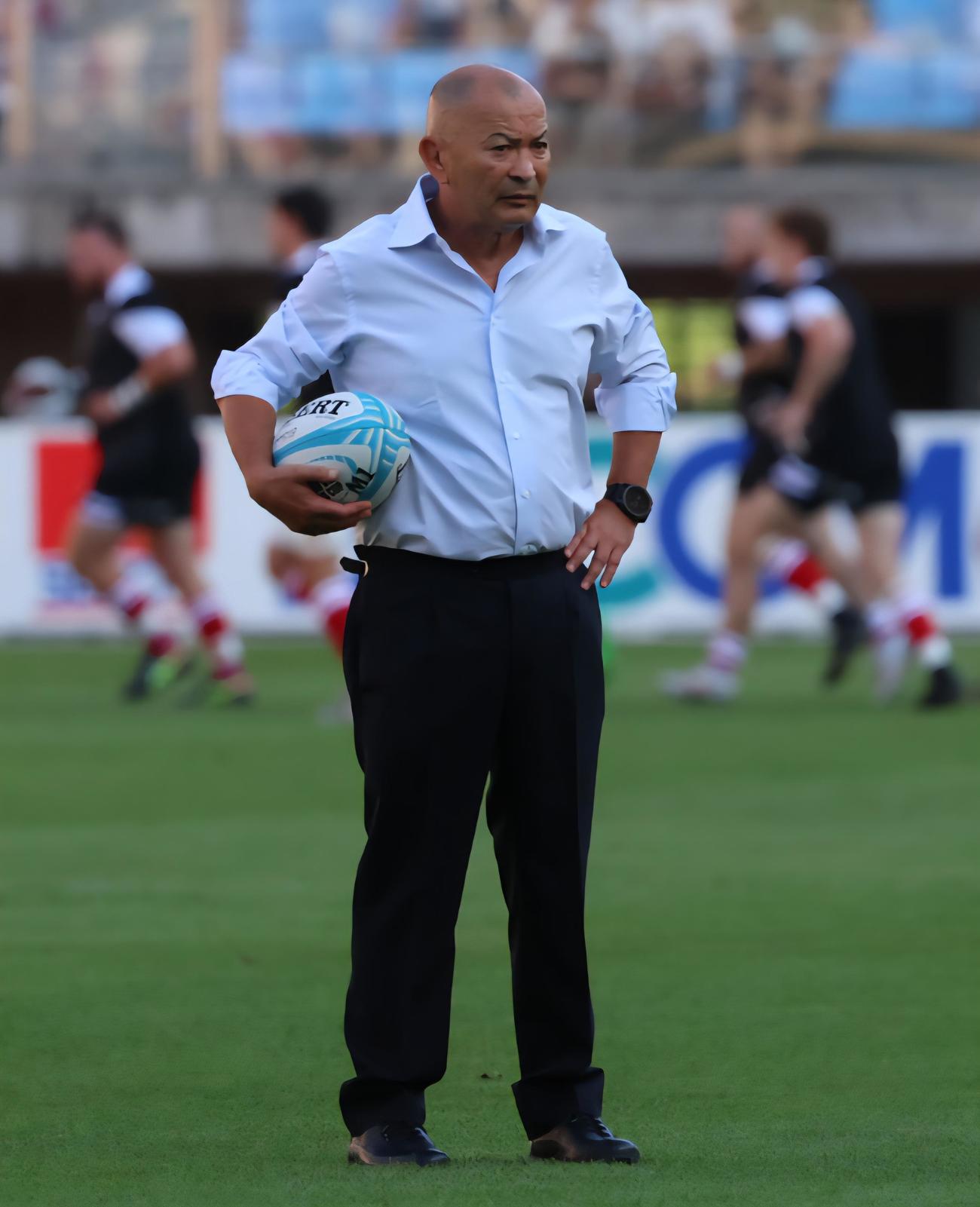 日本対カナダ　試合前、ウォーミングアップを見守るジョーンズ日本代表（撮影・山本朝陽）