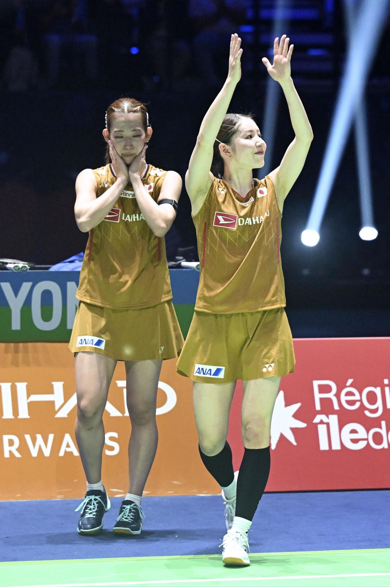 女子ダブルス準決勝で敗退した志田千陽（右）、松山奈未組＝パリ（共同）