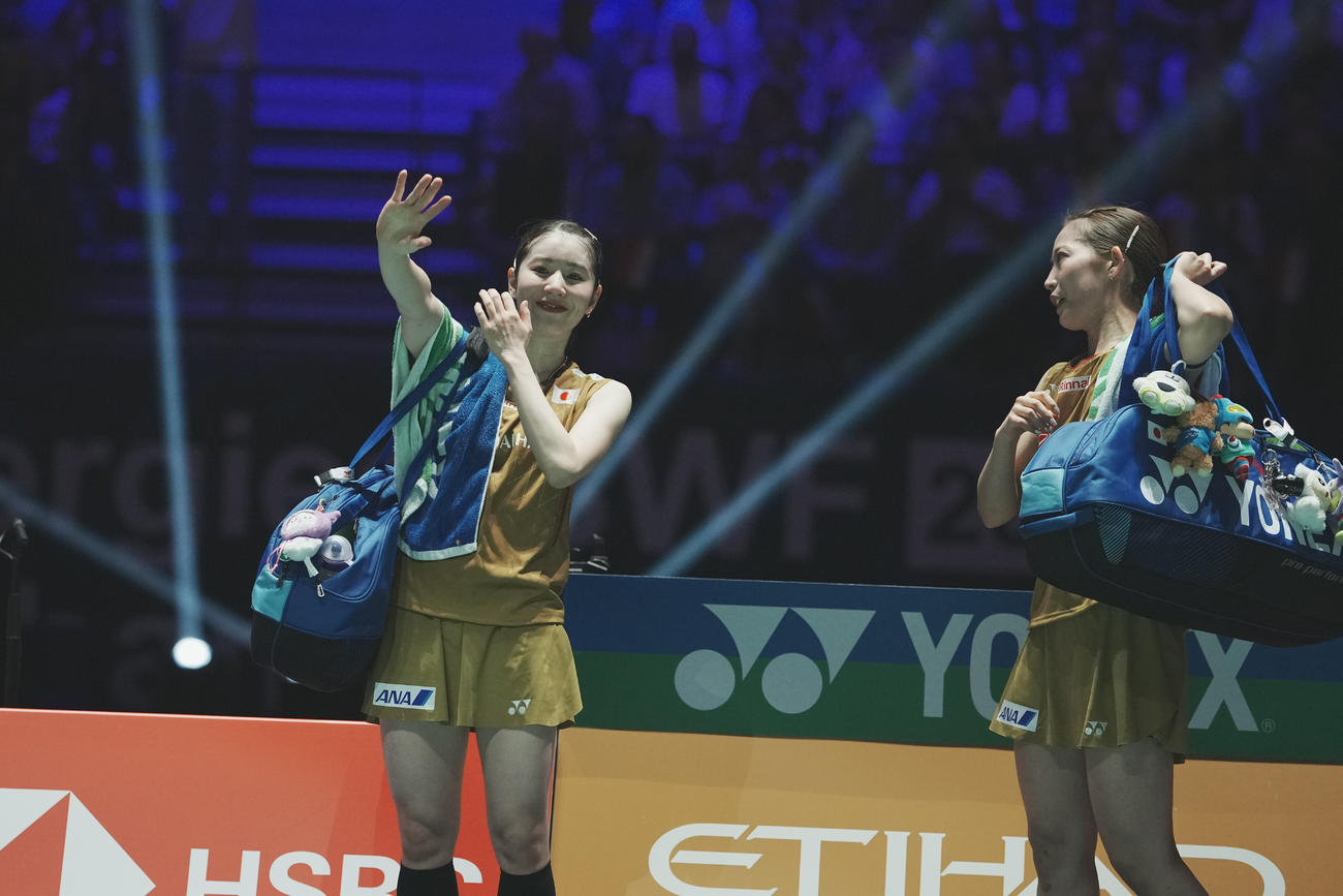 世界選手権女子ダブルス　会場の声援に手を振る志田千陽（左）と松山奈未（提供：日本バドミントン協会）