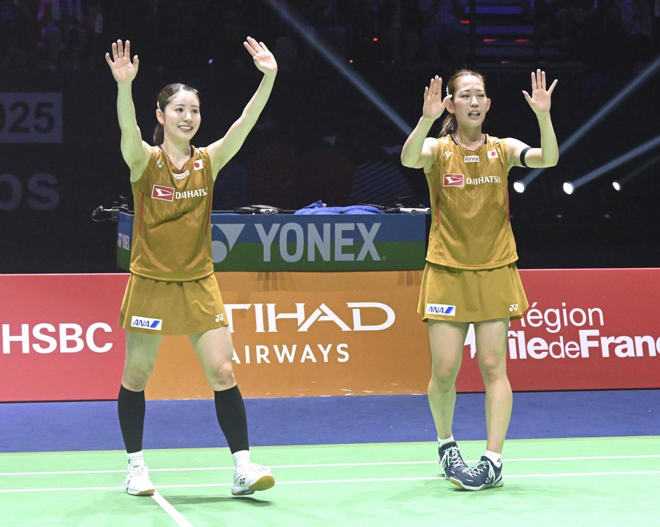 女子ダブルス準決勝で敗退した志田千陽（左）、松山奈未組。ペアを解消するため最後の試合となった＝パリ（共同）