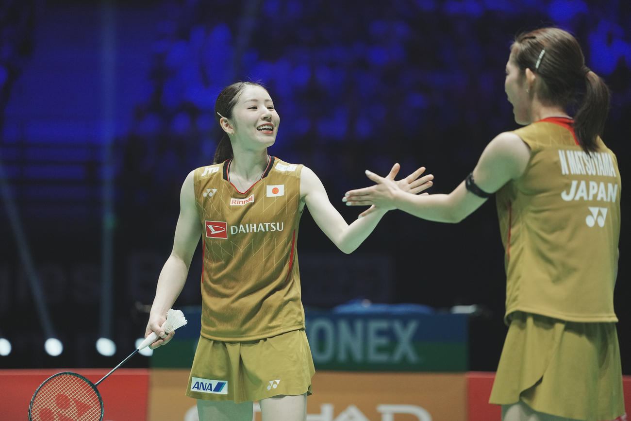 世界選手権女子ダブルス　笑顔でタッチを交わす志田千陽（左）と松山奈未（提供：日本バドミントン協会）