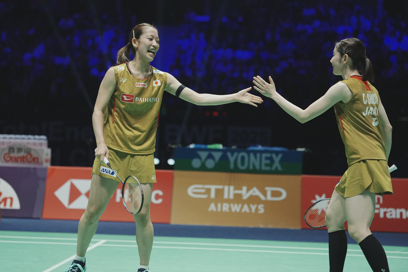 世界選手権女子ダブルス　タッチを交わす志田千陽（右）と松山奈未（提供：日本バドミントン協会）