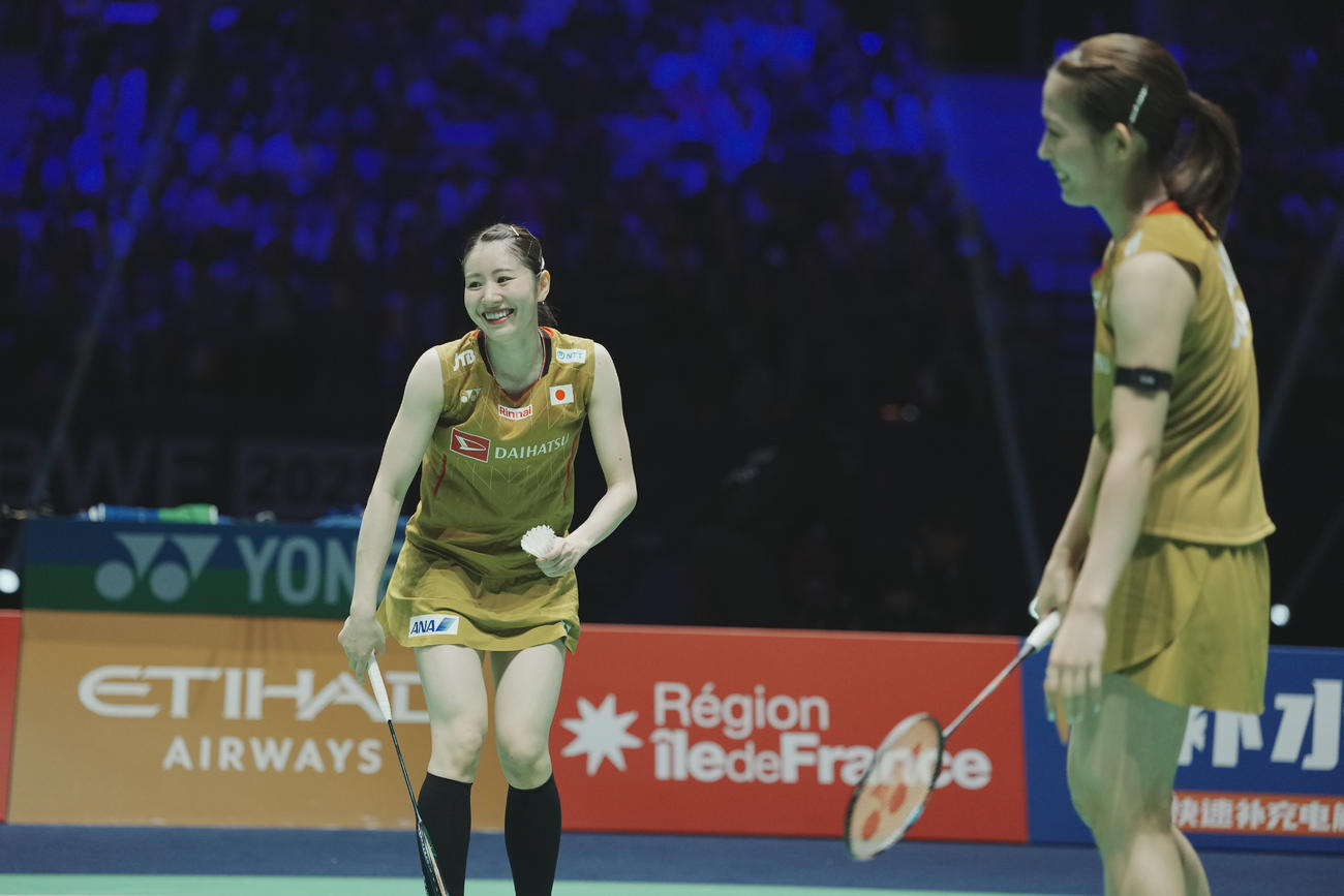 世界選手権女子ダブルス　試合中、笑顔を見せる志田千陽（左）と松山奈未（提供：日本バドミントン協会）