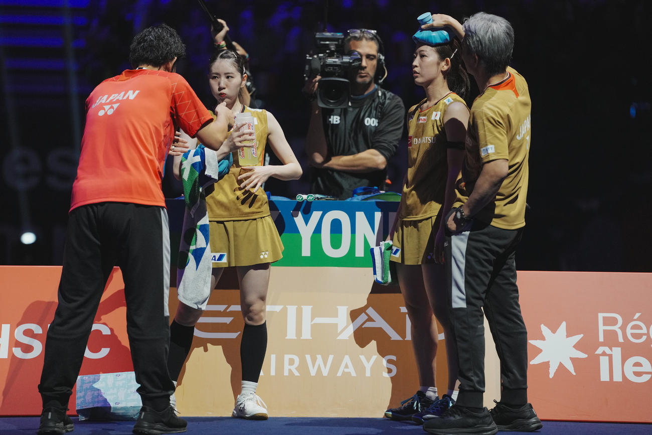 世界選手権女子ダブルス　アドバイスを受ける志田千陽（中央左）、松山奈未組（提供：日本バドミントン協会）