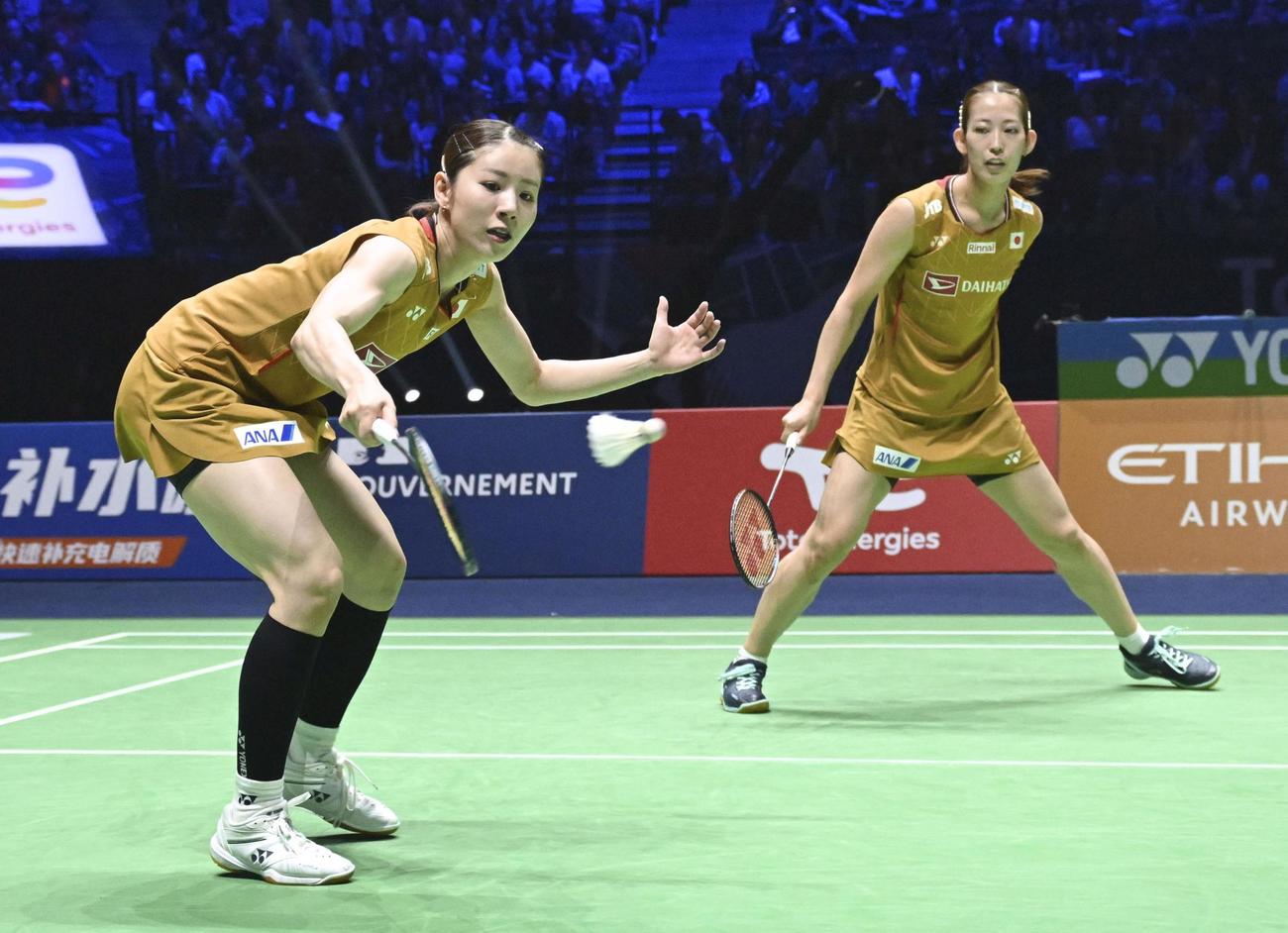 女子ダブルス準決勝　マレーシア組と対戦する志田千陽（左）、松山奈未組＝パリ（共同）