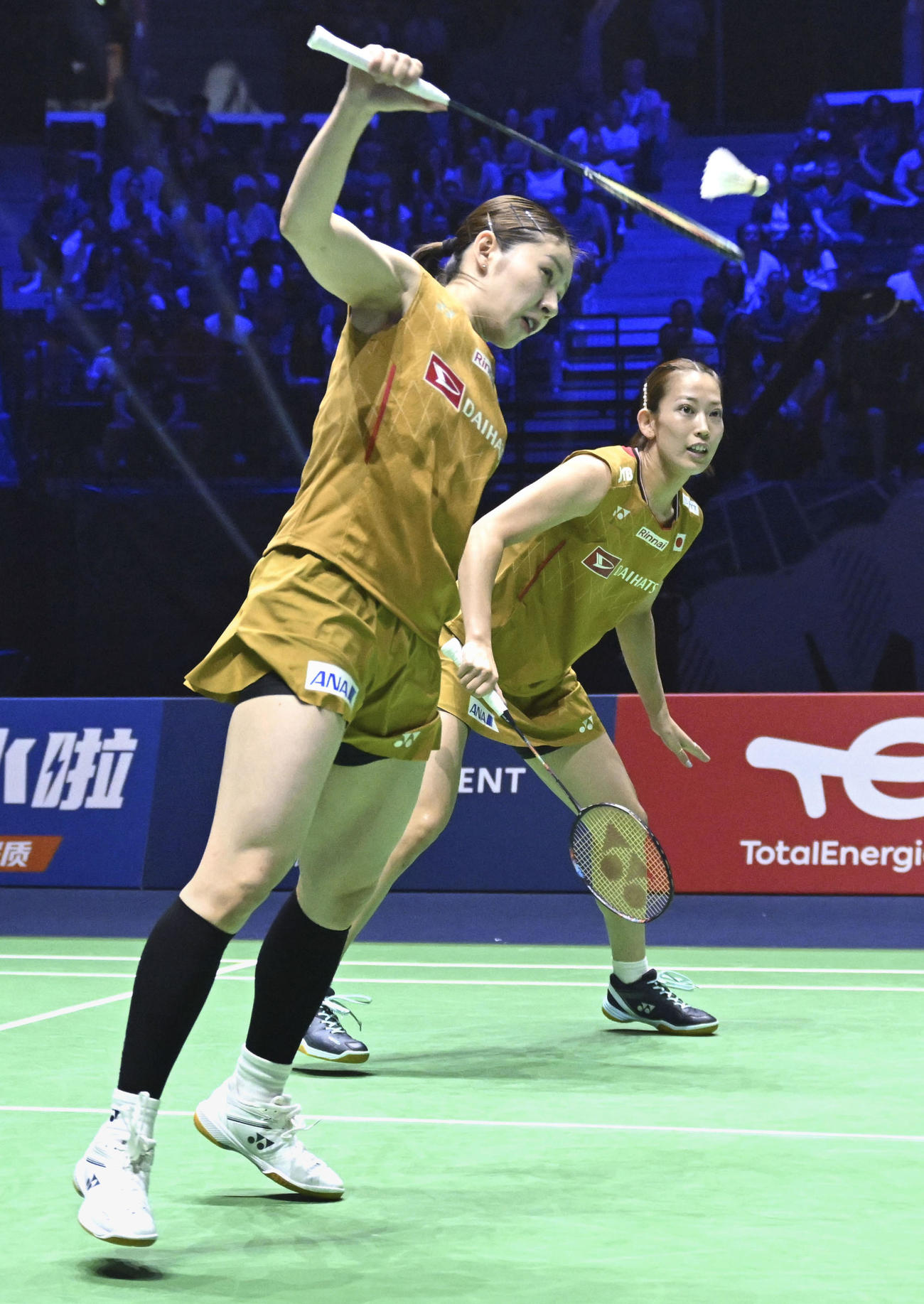 女子ダブルス準決勝　マレーシア組と対戦する志田千陽（左）、松山奈未組＝パリ（共同）