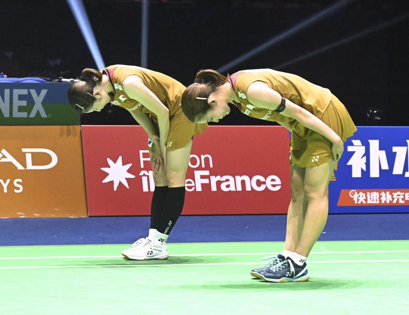 女子ダブルス準決勝で敗退し、一礼する志田千陽（左）、松山奈未組。ペアを解消するため最後の試合となった（共同）