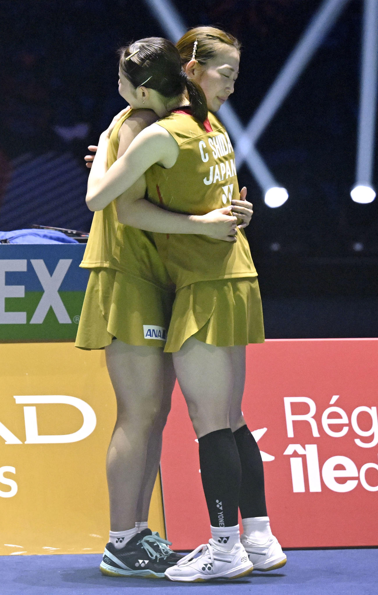 女子ダブルス準決勝で敗退した志田千陽（手前）、松山奈未組＝パリ（共同）