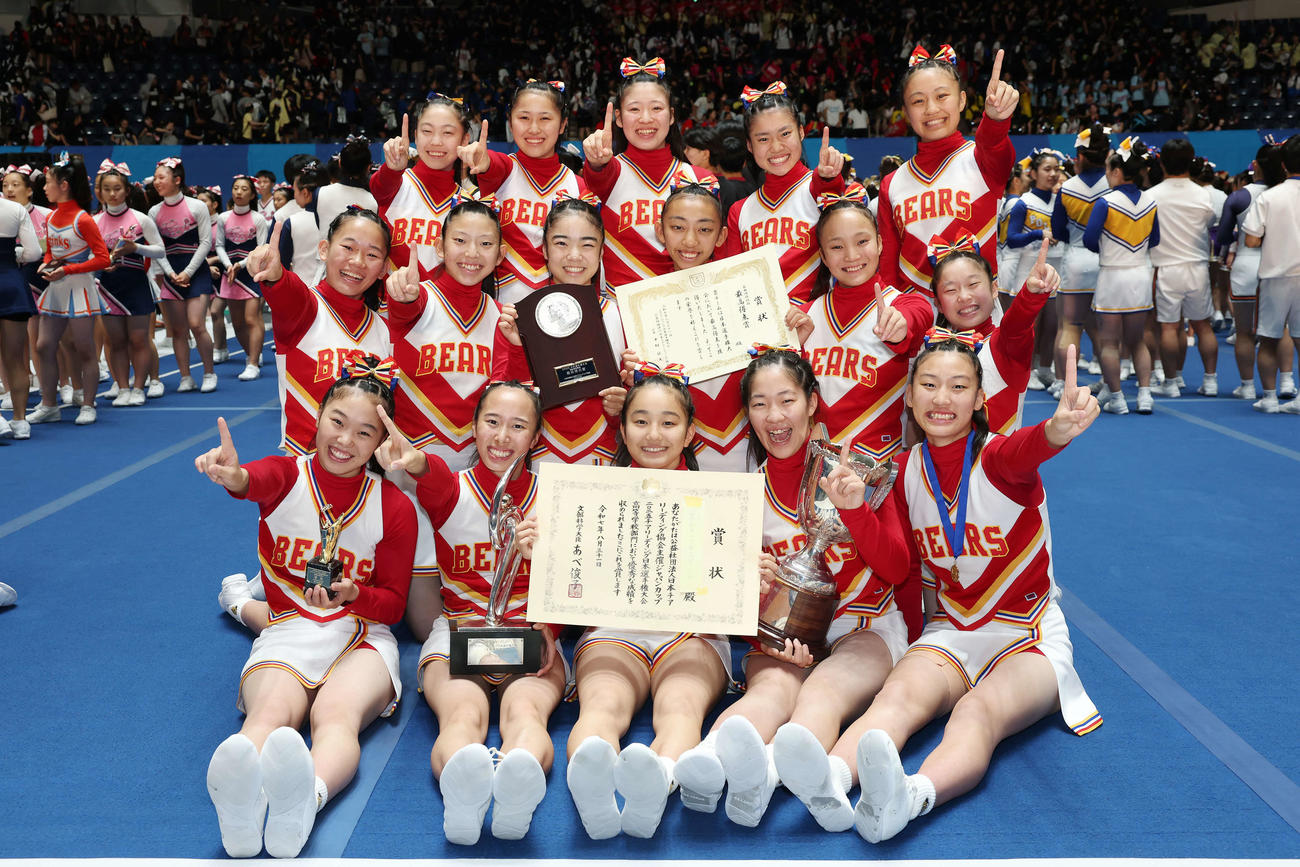優勝し笑顔で記念撮影する箕面自由学園（撮影・宮地輝）