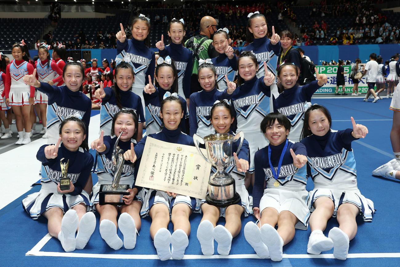 優勝し笑顔で記念撮影する伊豆の国チアリーディングチーム・A（撮影・宮地輝）