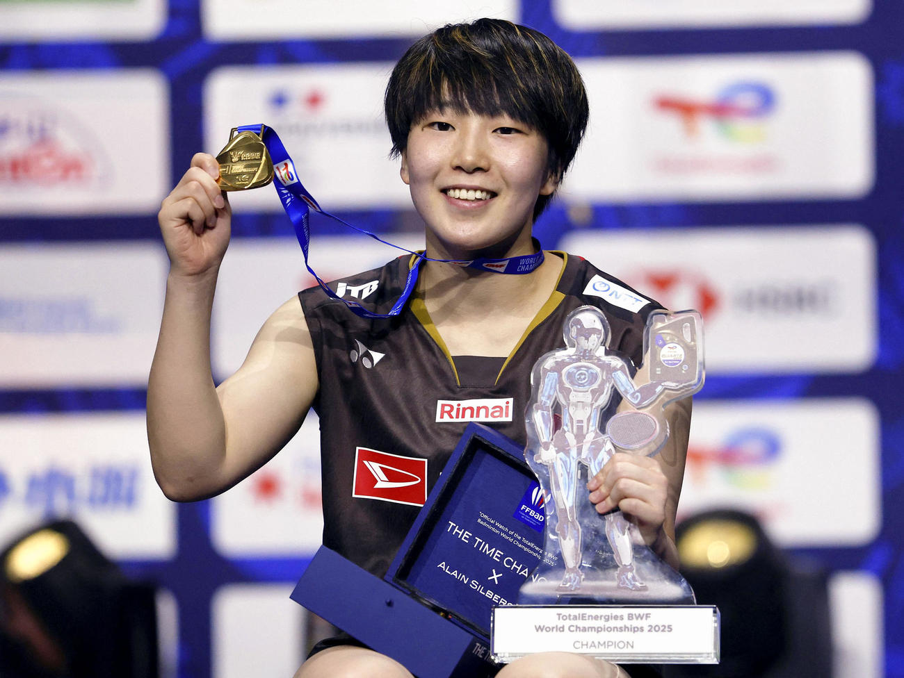 女子シングルスで優勝し、金メダルを手に笑顔の山口茜＝パリ（ロイター＝共同）