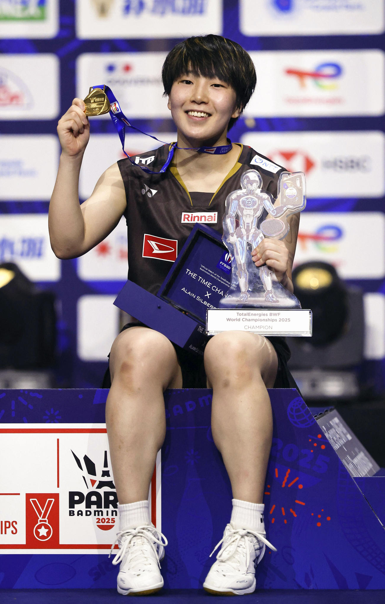 女子シングルスで優勝し、金メダルを手に笑顔の山口茜＝パリ（ロイター＝共同）