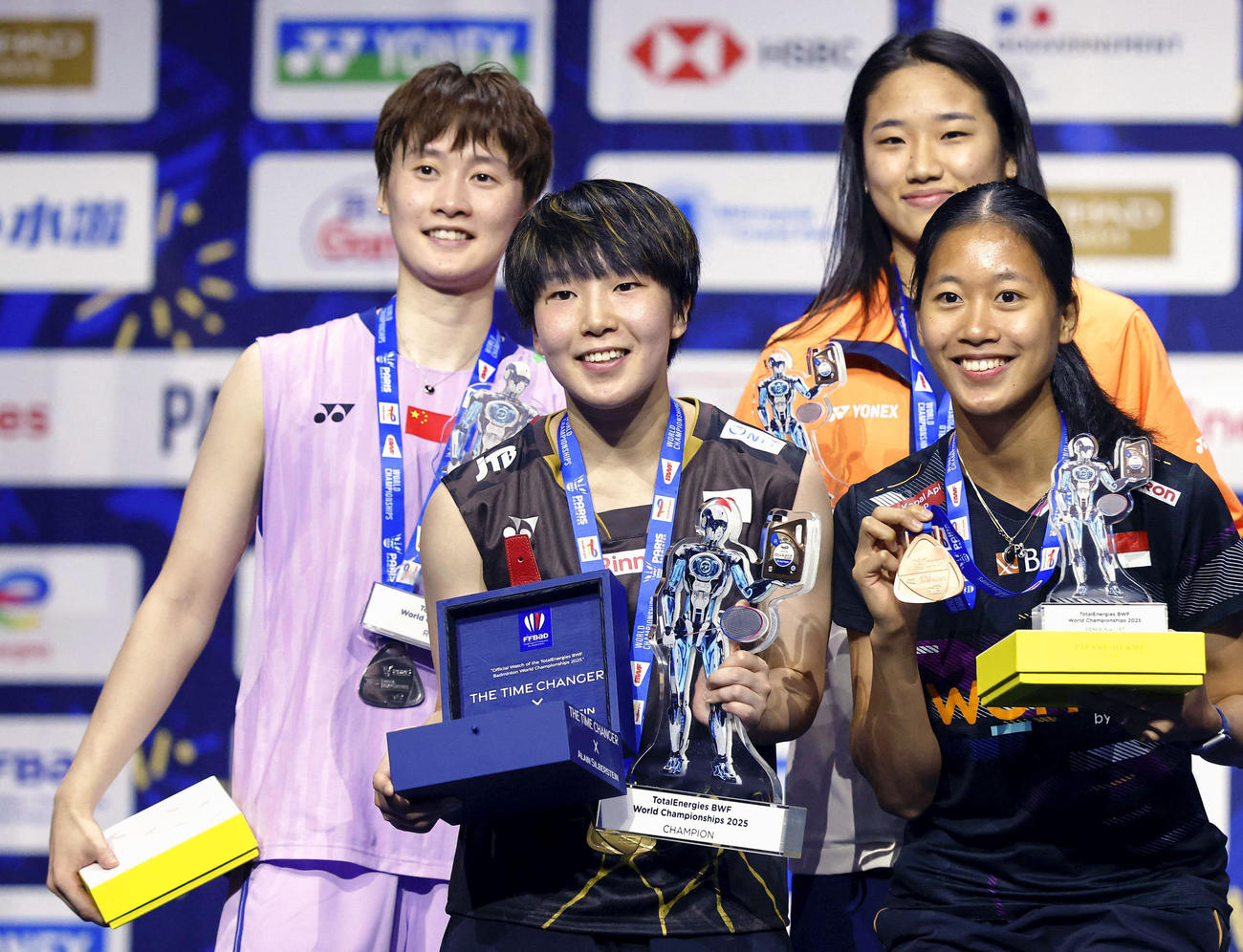 女子シングルスで優勝し、金メダルを手に笑顔の山口茜（手前左）＝パリ（ロイター＝共同）