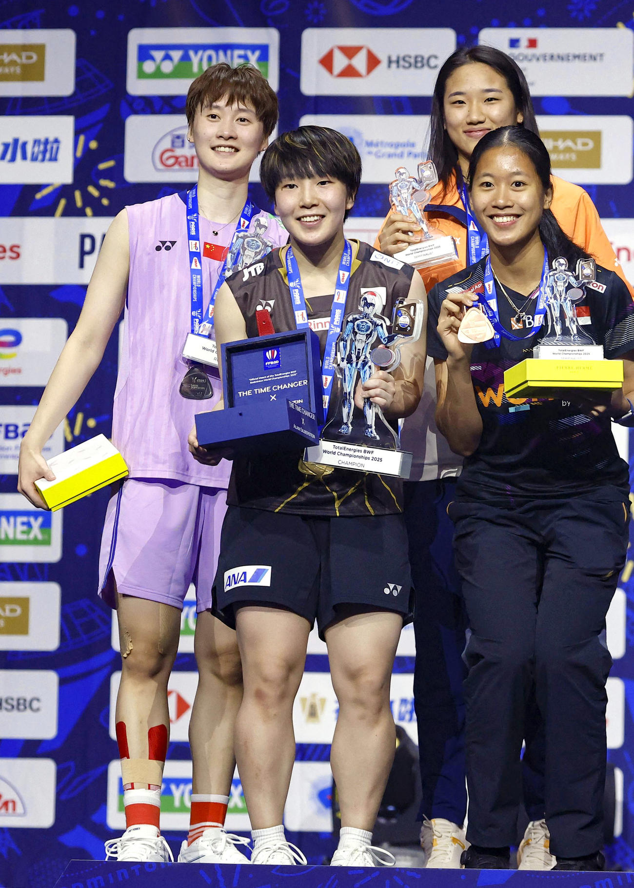 女子シングルスで優勝し、金メダルを手に笑顔の山口茜（手前左）＝パリ（ロイター＝共同）