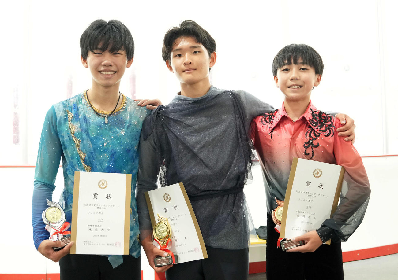 ジュニア男子　優勝を飾り笑顔を見せる周藤（中央）、左から2位の蛯原、1人おおいて3位の大林（撮影・たえ見朱実）