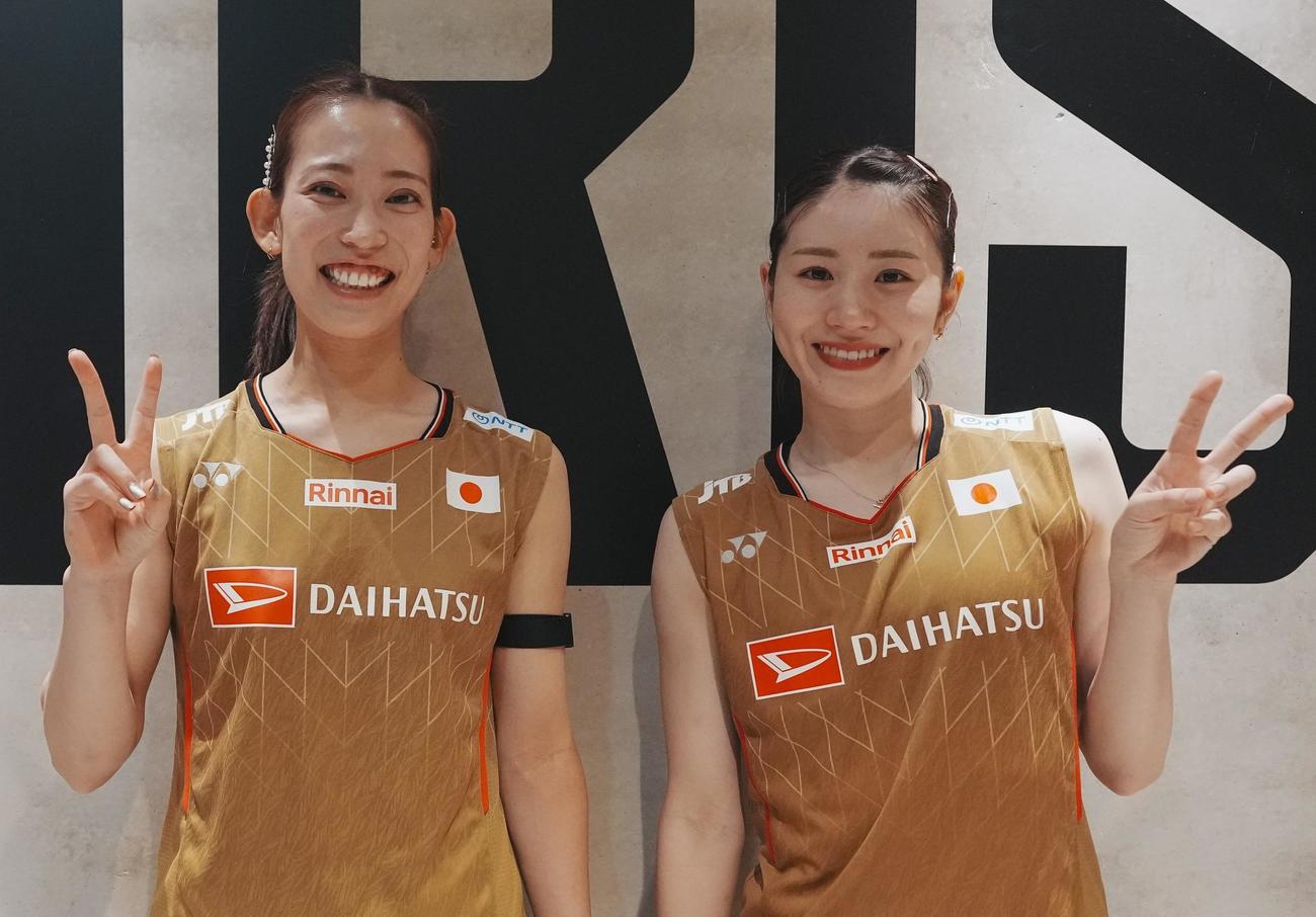 世界選手権で笑みを浮かべる松山奈未（左）志田千陽組（提供：日本バドミントン協会）