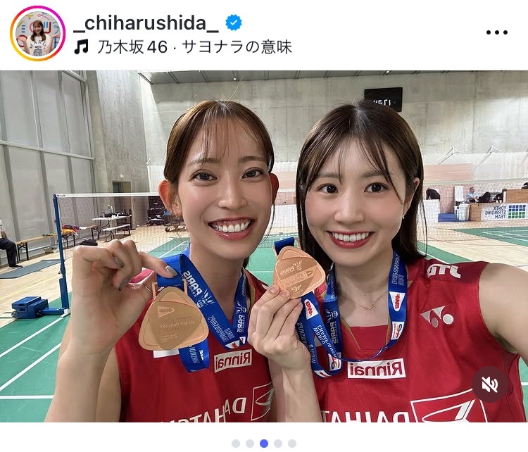 インスタグラムで松山奈未と銅メダルを手にしながら笑みを浮かべる写真を投稿した志田千陽（画像はスクリーンショット）