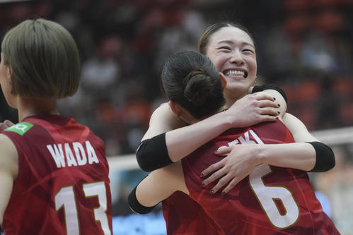 得点を挙げ喜びを爆発させる日本選手たち(AP）