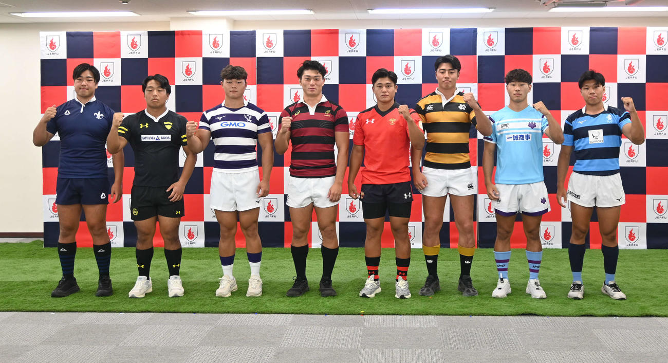 関東大学ラグビー対抗戦に出場する8校の主将たち。左から立大の白石和輝、青学大の八尋祥吾、明大の平翔太、早大の野中健吾、帝京大の大町佳生、慶大の今野椋平、筑波大の高橋佑太朗、日体大の大野莉駒（撮影・飯岡大暉）