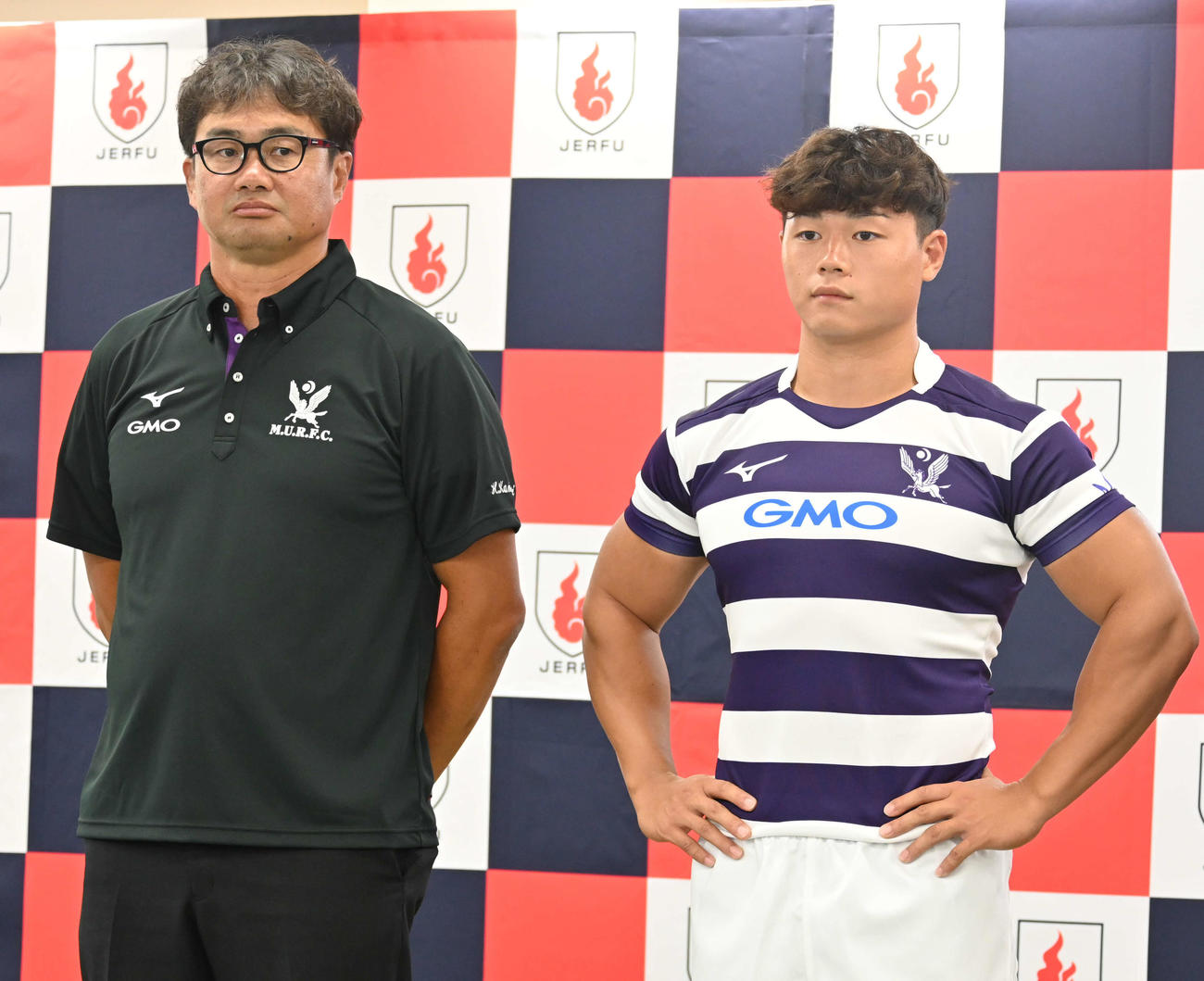 関東大学ラグビー対抗戦の共同会見に出席した明大の神鳥裕之監督（左）と平翔太主将（撮影・飯岡大暉）