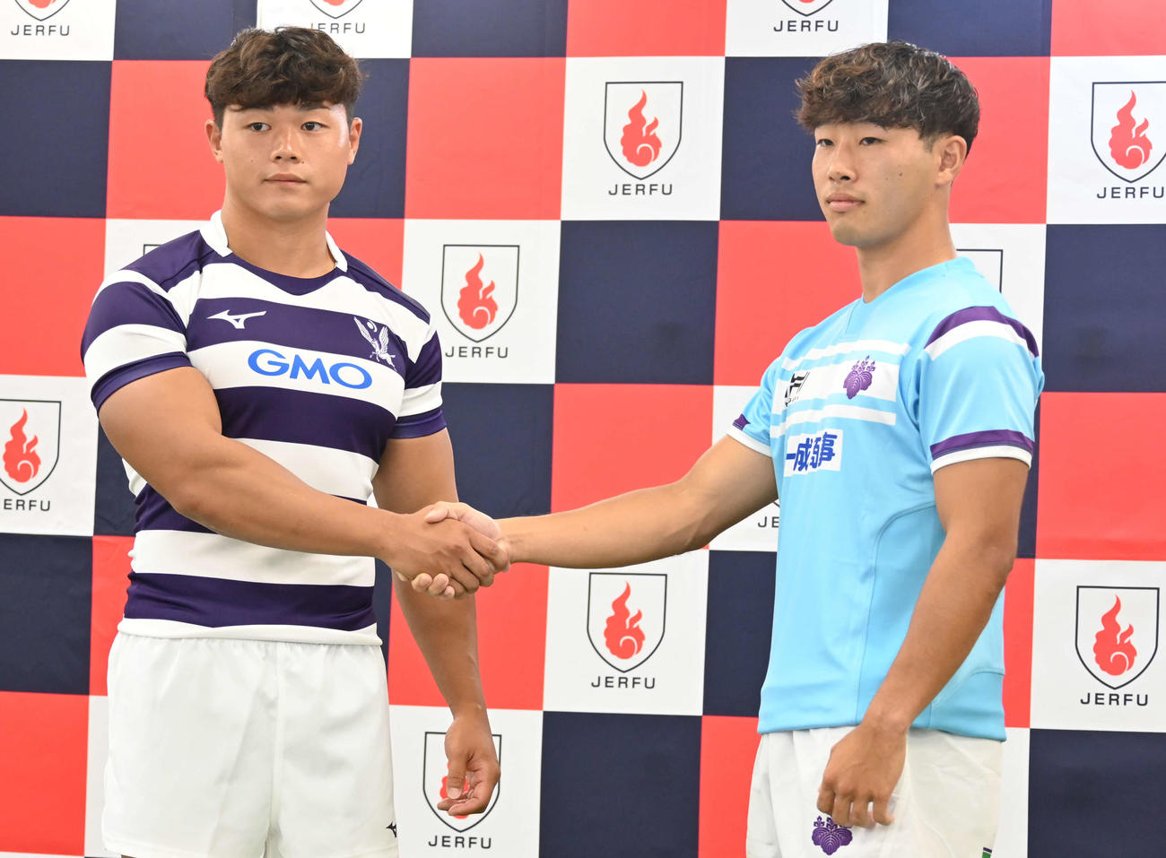 関東大学ラグビー対抗戦の共同会見に出席した、明大の平翔太主将（左）と筑波大の高橋佑太朗主将（撮影・飯岡大暉）