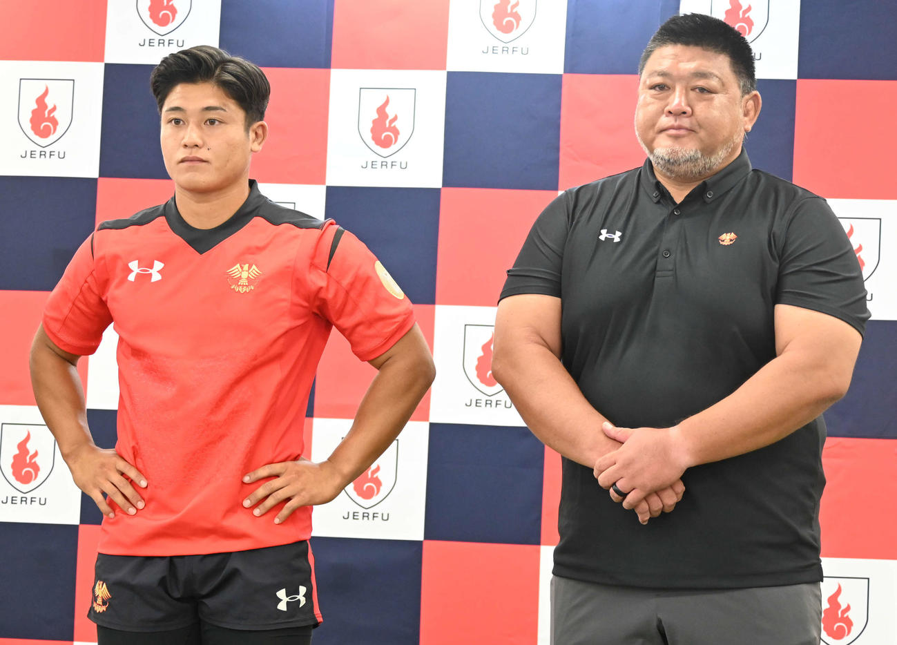 関東大学ラグビー対抗戦の共同会見に出席した帝京大の大町佳生主将（左）と相馬朋和監督（撮影・飯岡大暉）