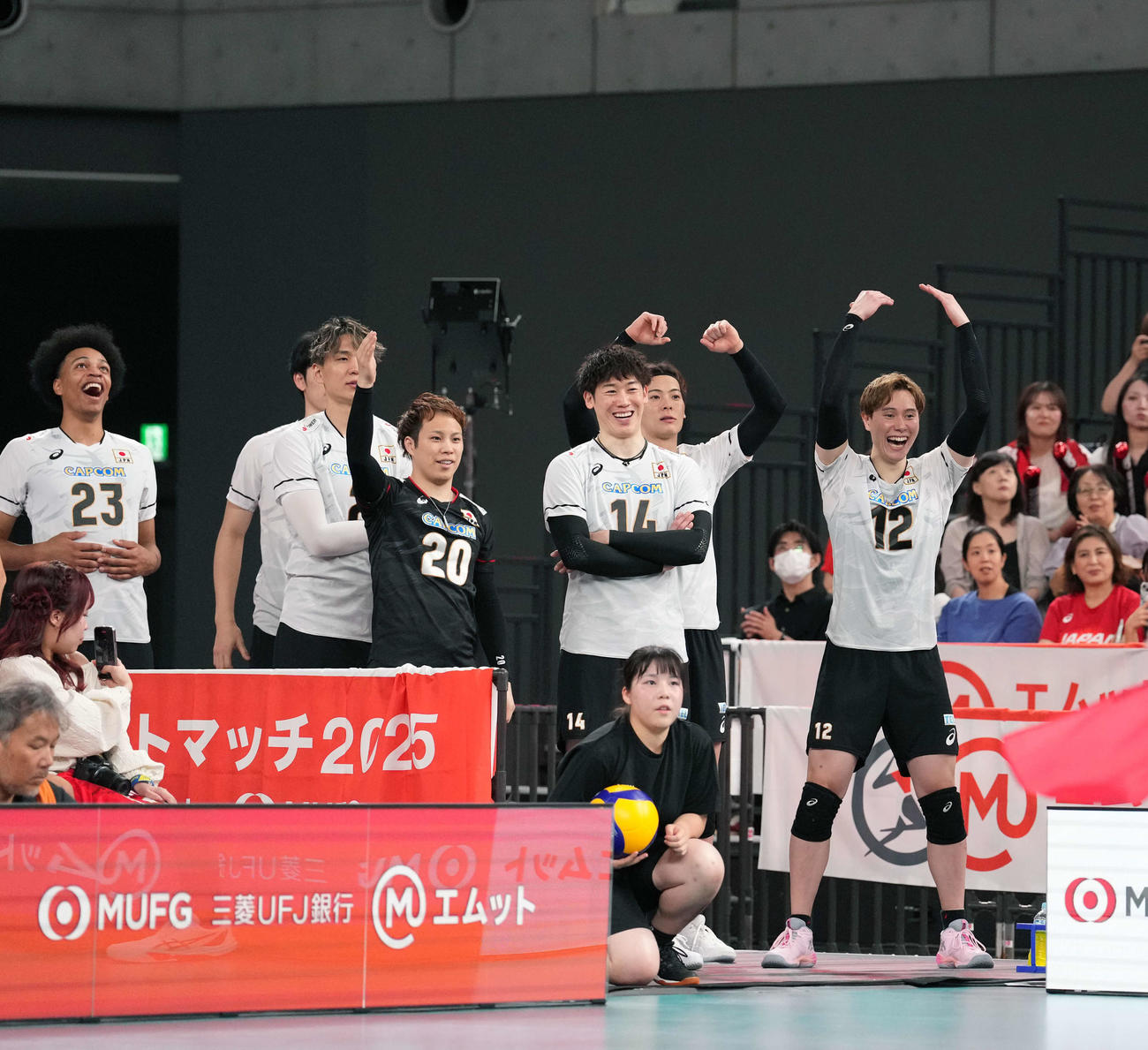 日本対ブルガリア第4セット、ベンチで笑顔を見せる日本代表の選手たち（撮影・小島史椰）