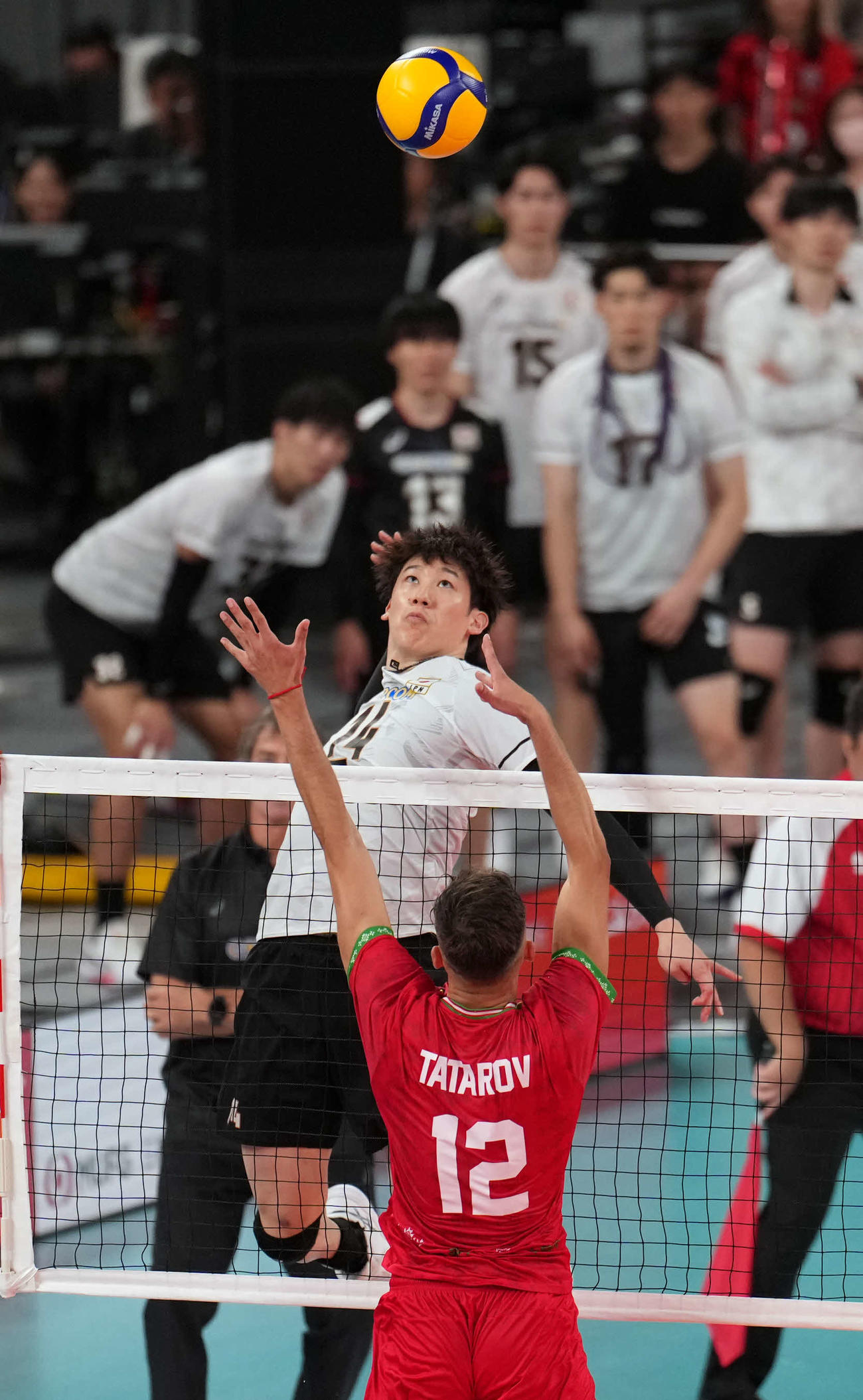日本対ブルガリア　第2セット、スパイクを決める石川（撮影・小島史椰）